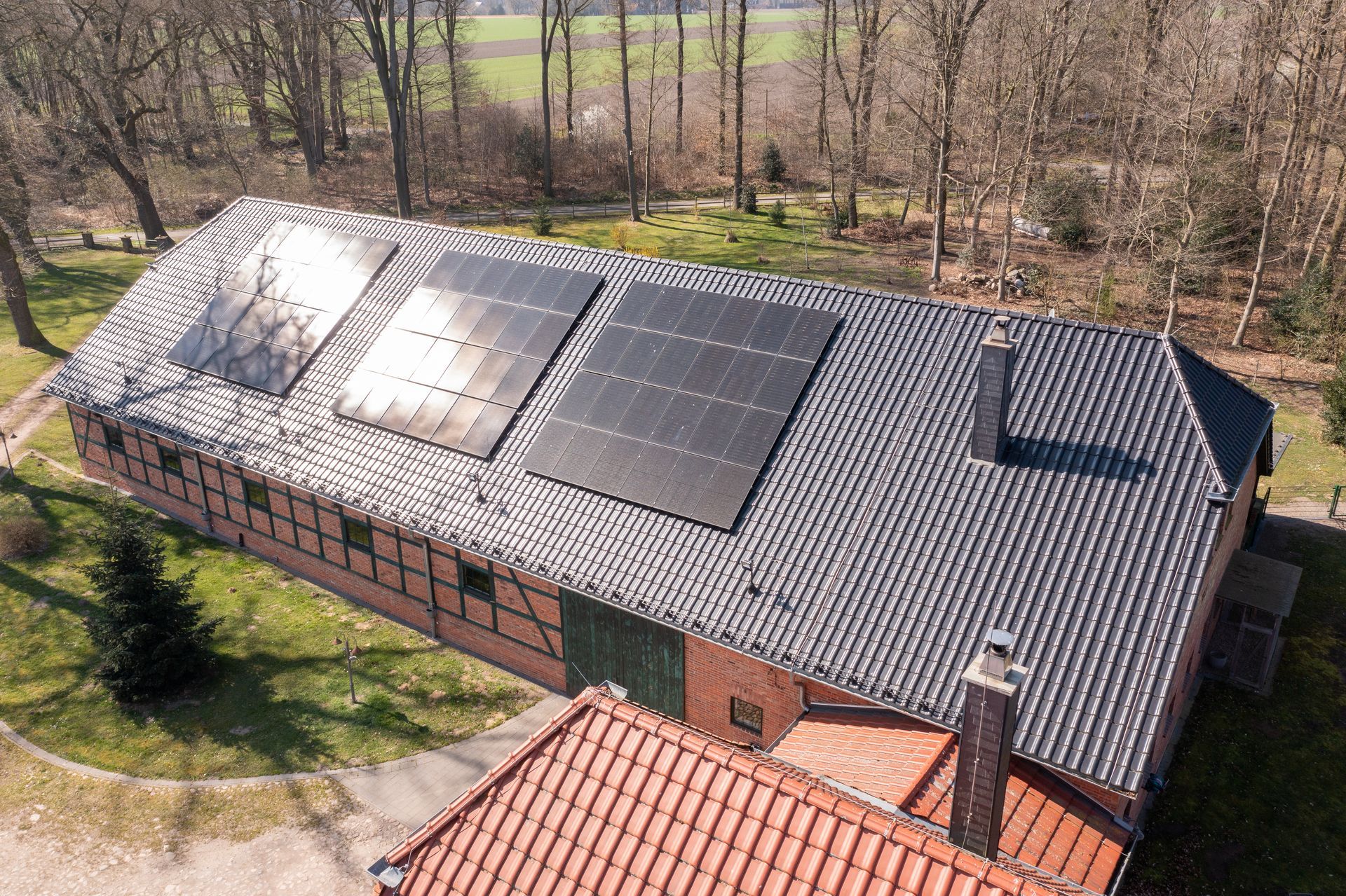 Eine Luftaufnahme eines Hauses mit Solarmodulen auf dem Dach.