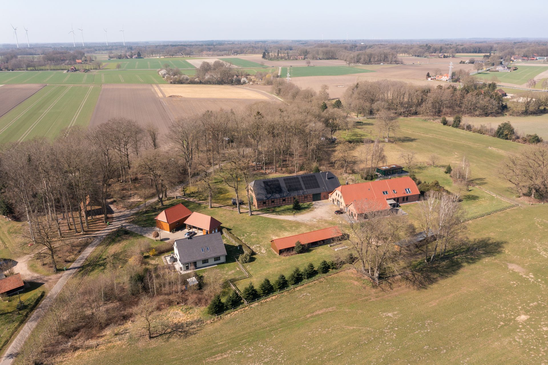 Eine Luftaufnahme einer Farm mitten auf einem Feld.