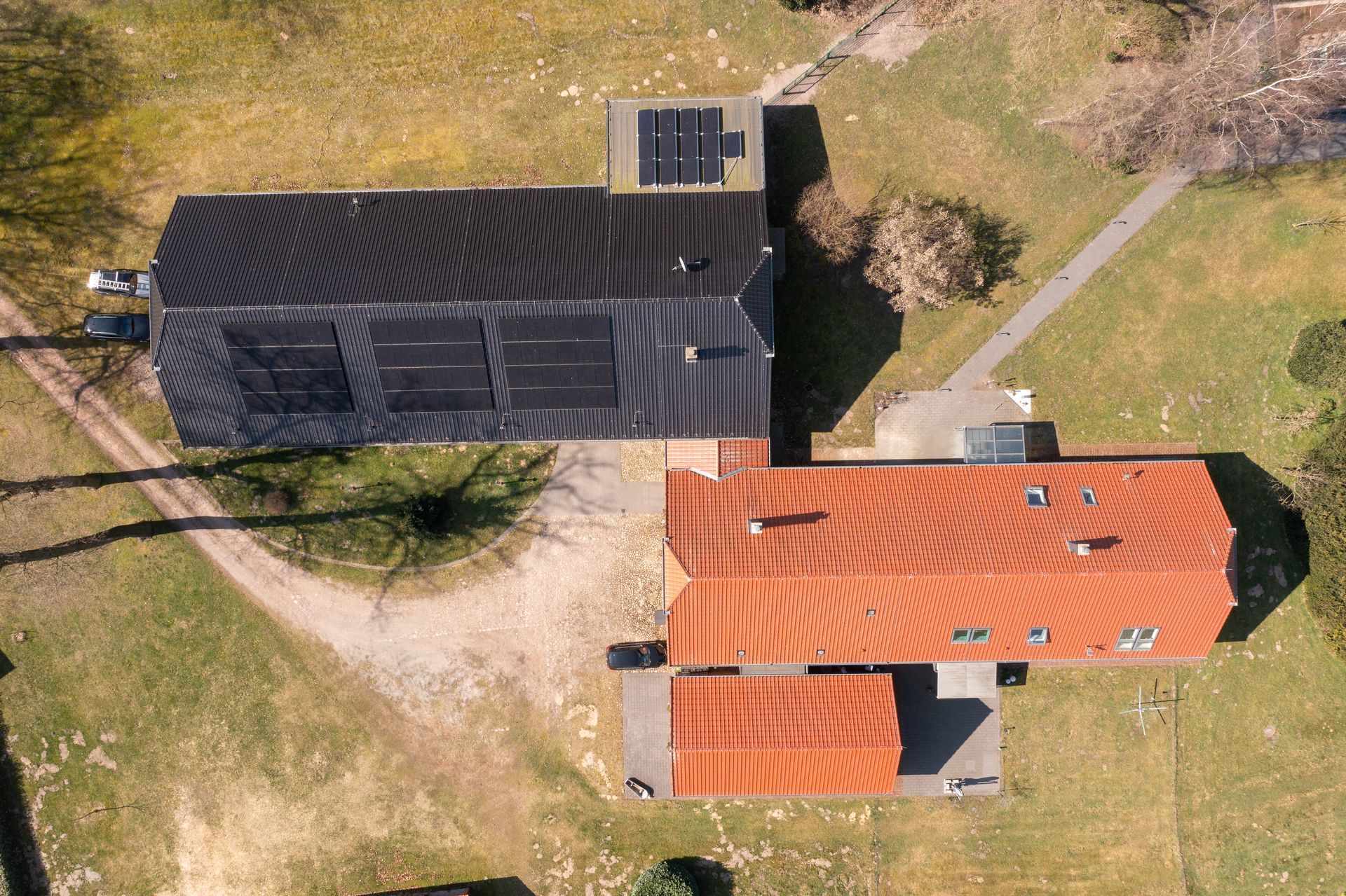 Eine Luftaufnahme eines Hauses mit einem roten Dach