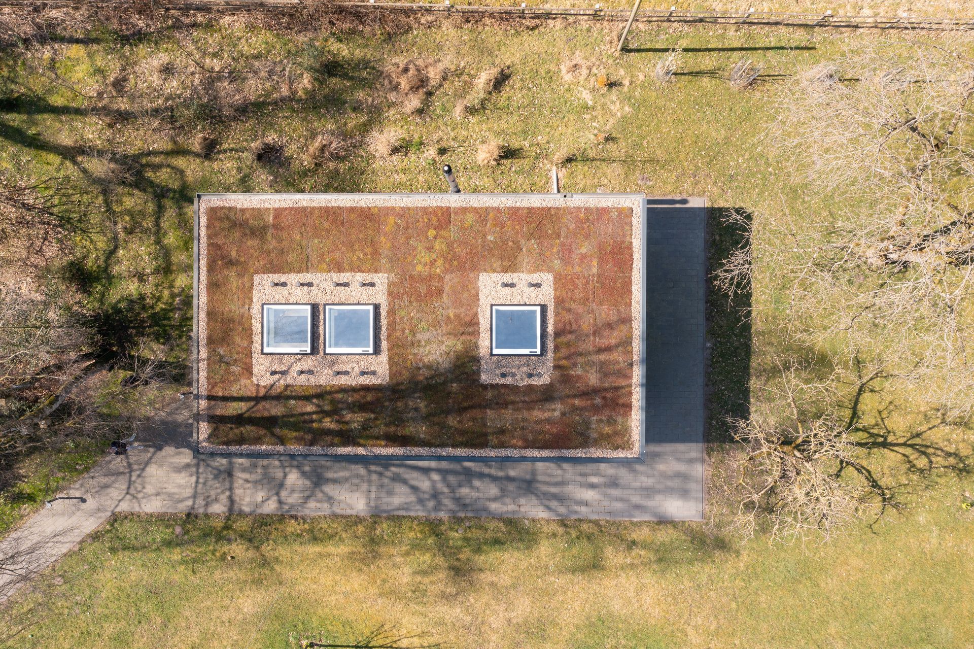 Eine Luftaufnahme eines Hauses mit einem Gründach und zwei Fenstern.