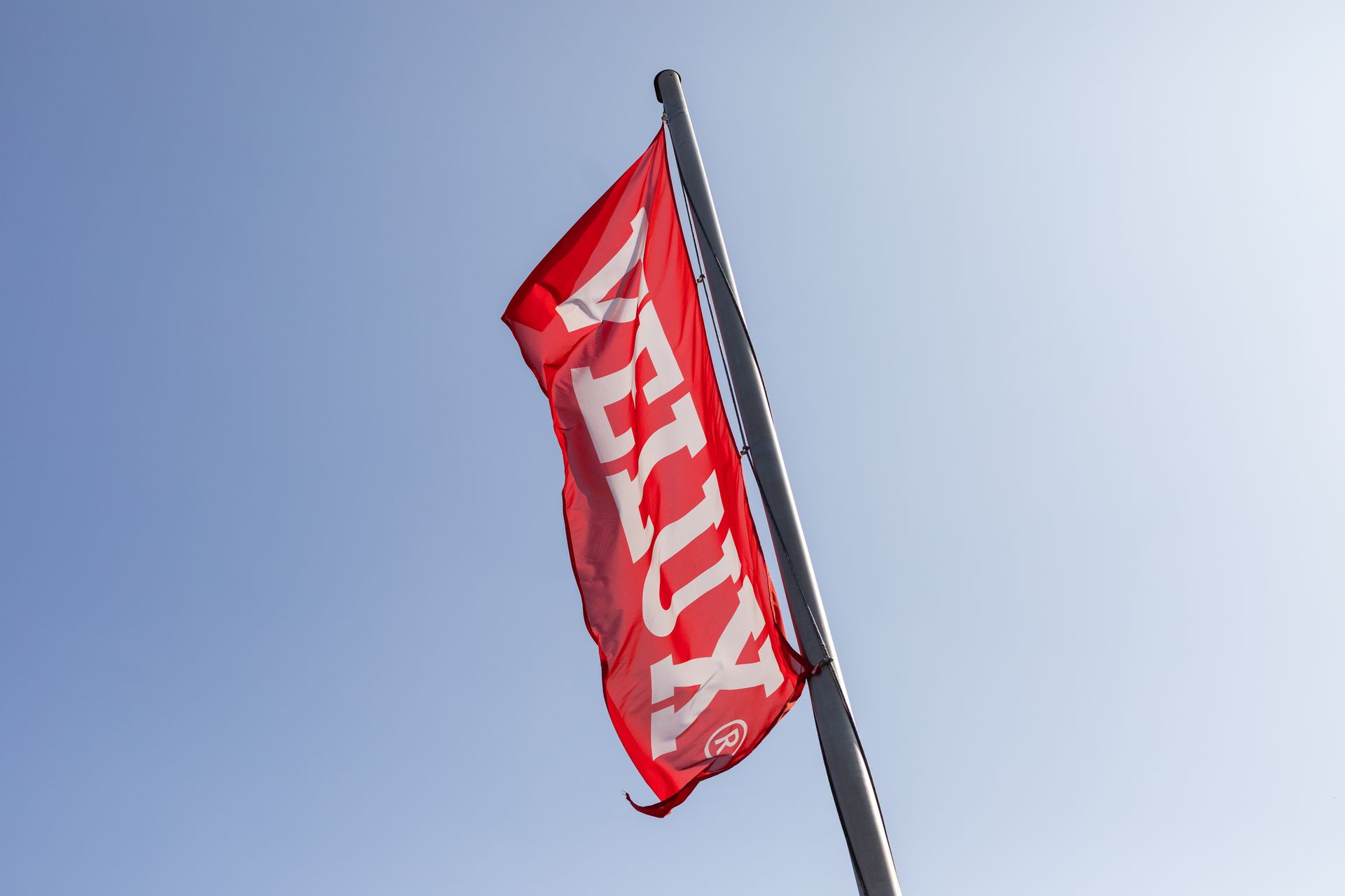 Eine rote Velux-Flagge weht im Wind