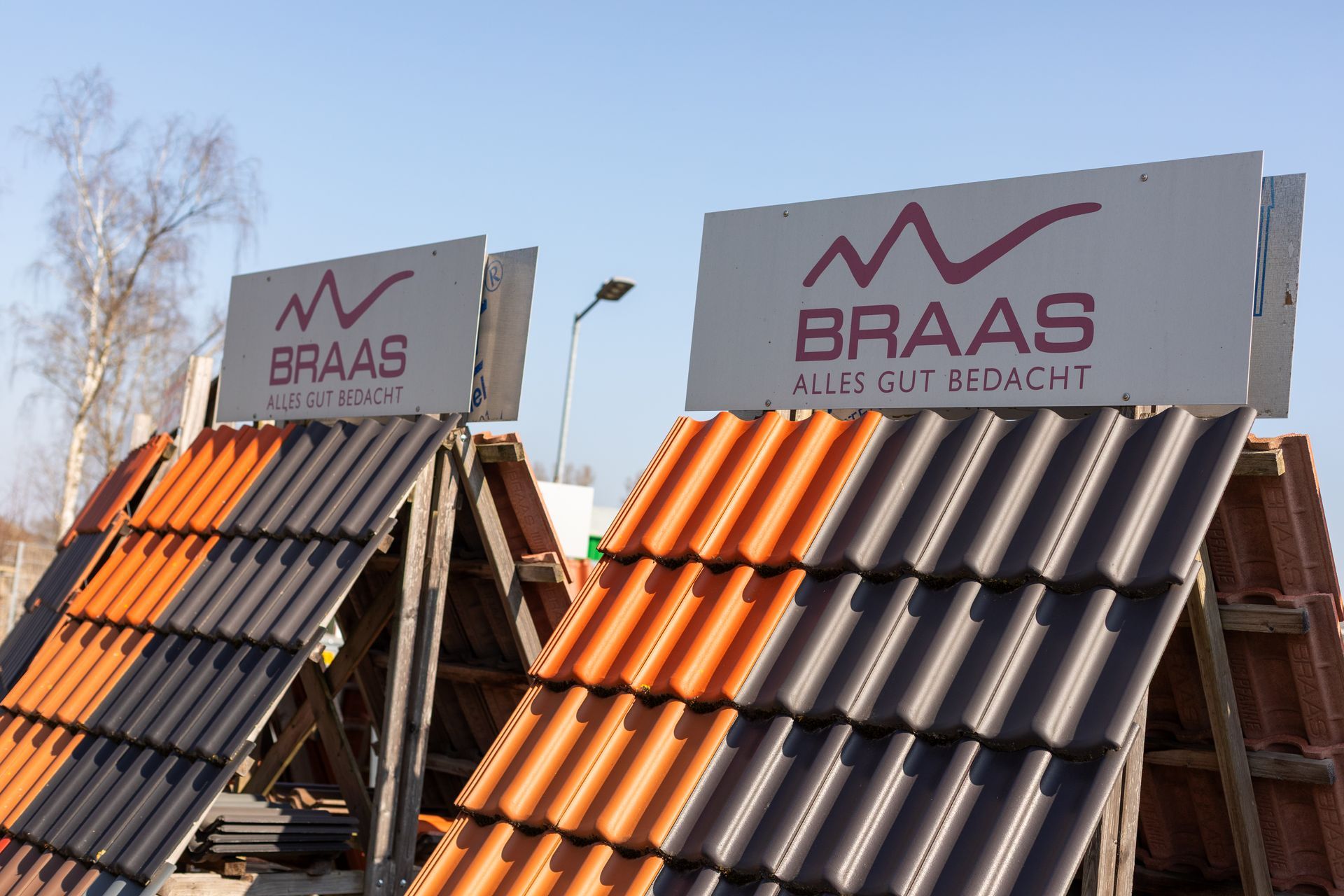 Ein Haufen Dachziegel mit der Aufschrift „Braas“