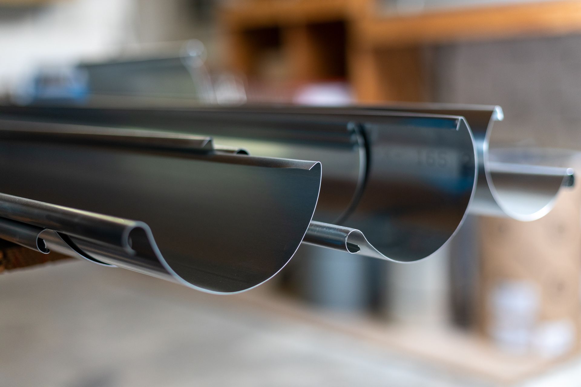 Eine Nahaufnahme von zwei Dachrinnen, die übereinander auf einem Tisch liegen.