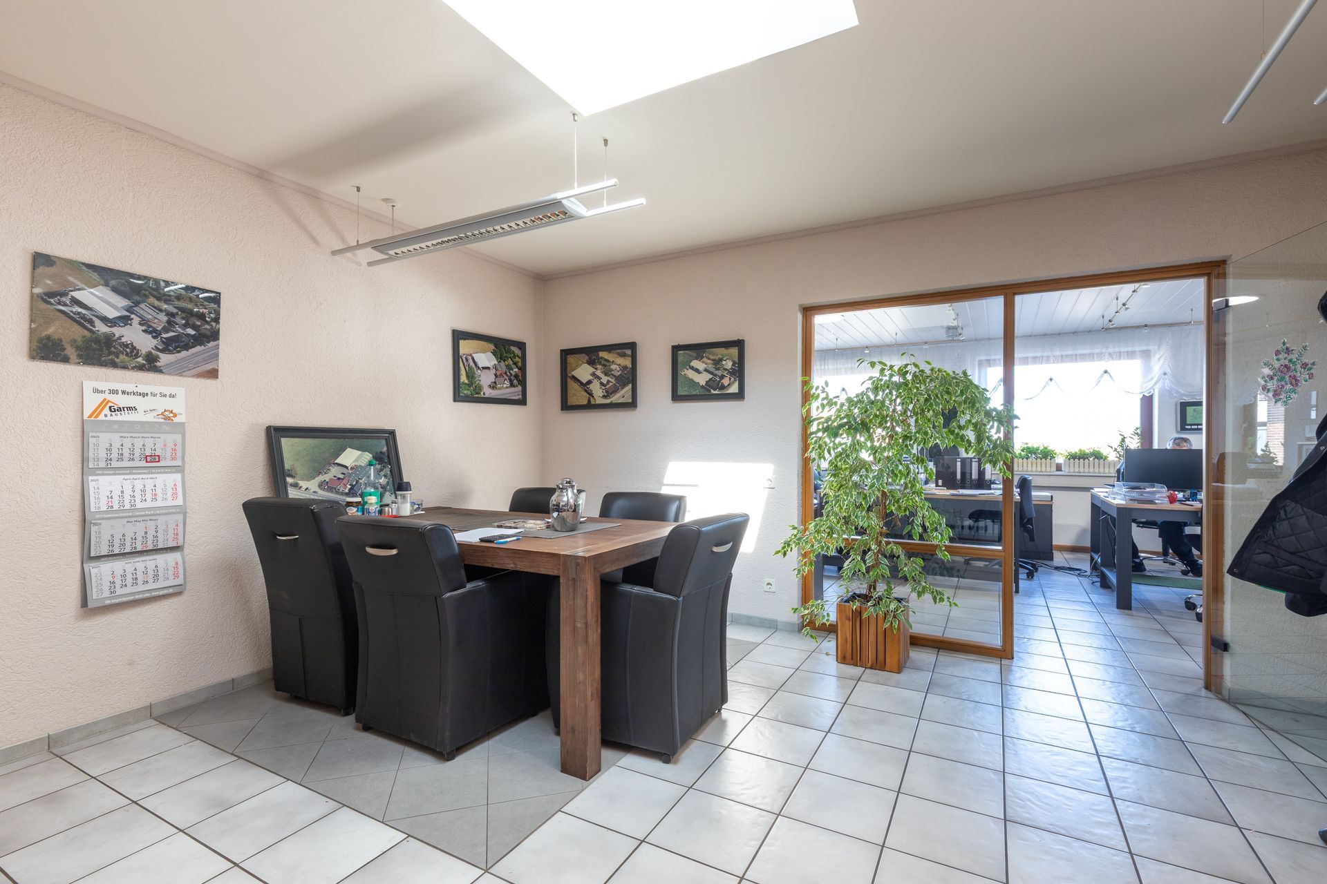 Ein Raum mit einem Tisch und Stühlen darin