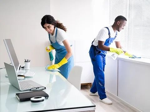 Hay un reloj en la pared encima del escritorio en la oficina.