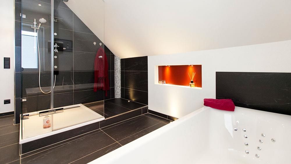 Ein Badezimmer mit Badewanne und ebenerdiger Dusche