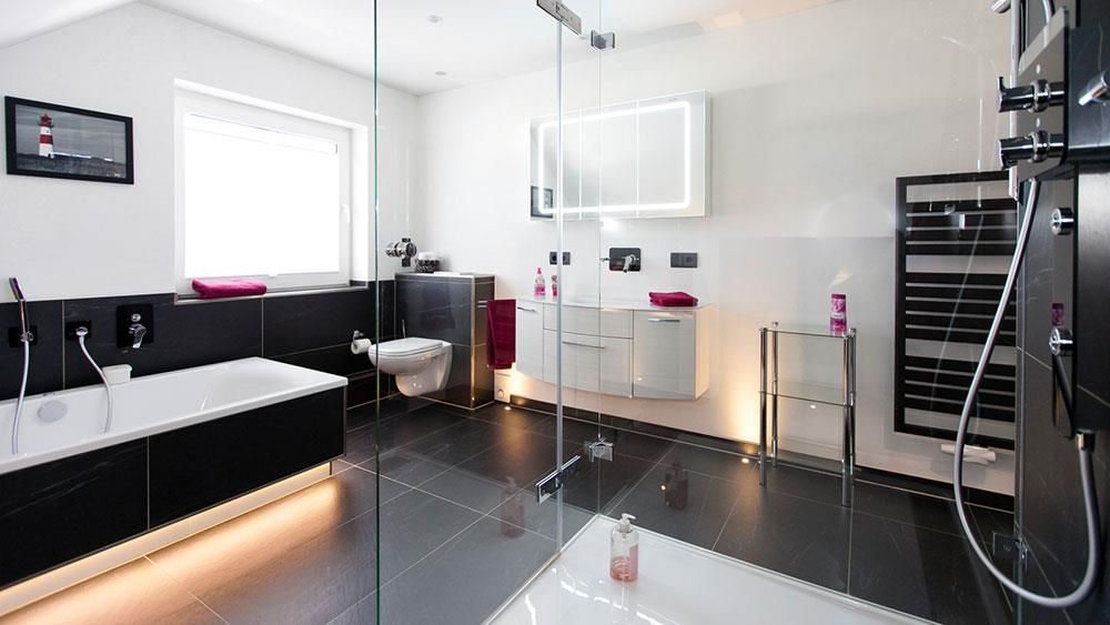 Ein Badezimmer mit ebenerdiger Dusche und Badewanne