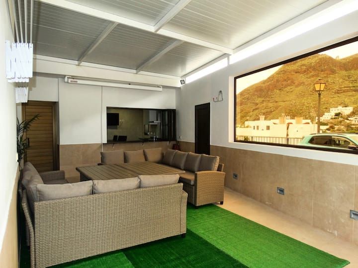 Una sala de estar con un sofá y una mesa