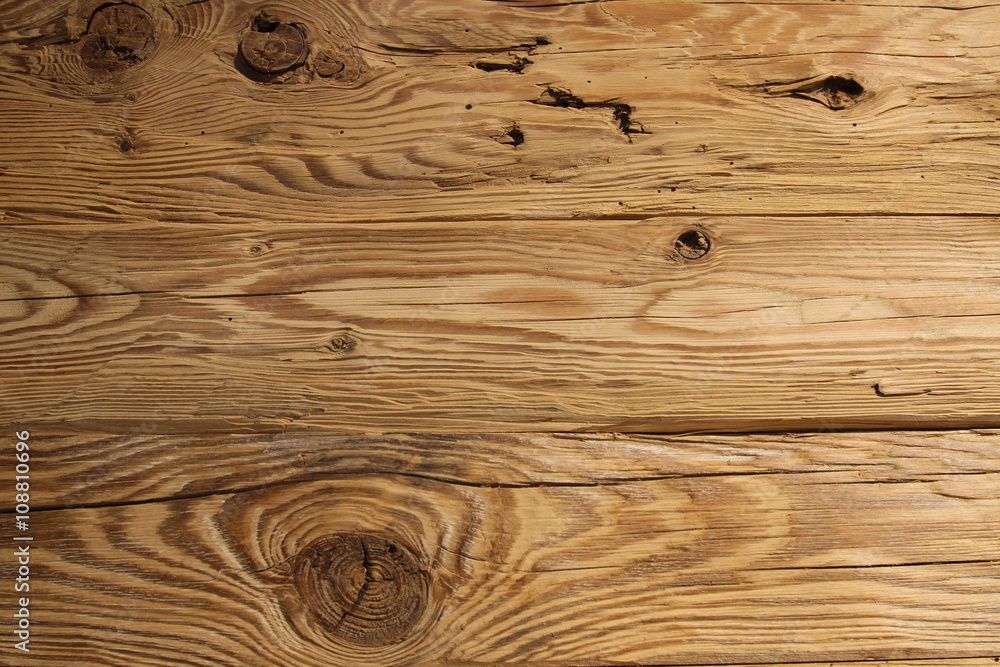 Ein Mann misst ein Stück Holz mit einem roten Bleistift