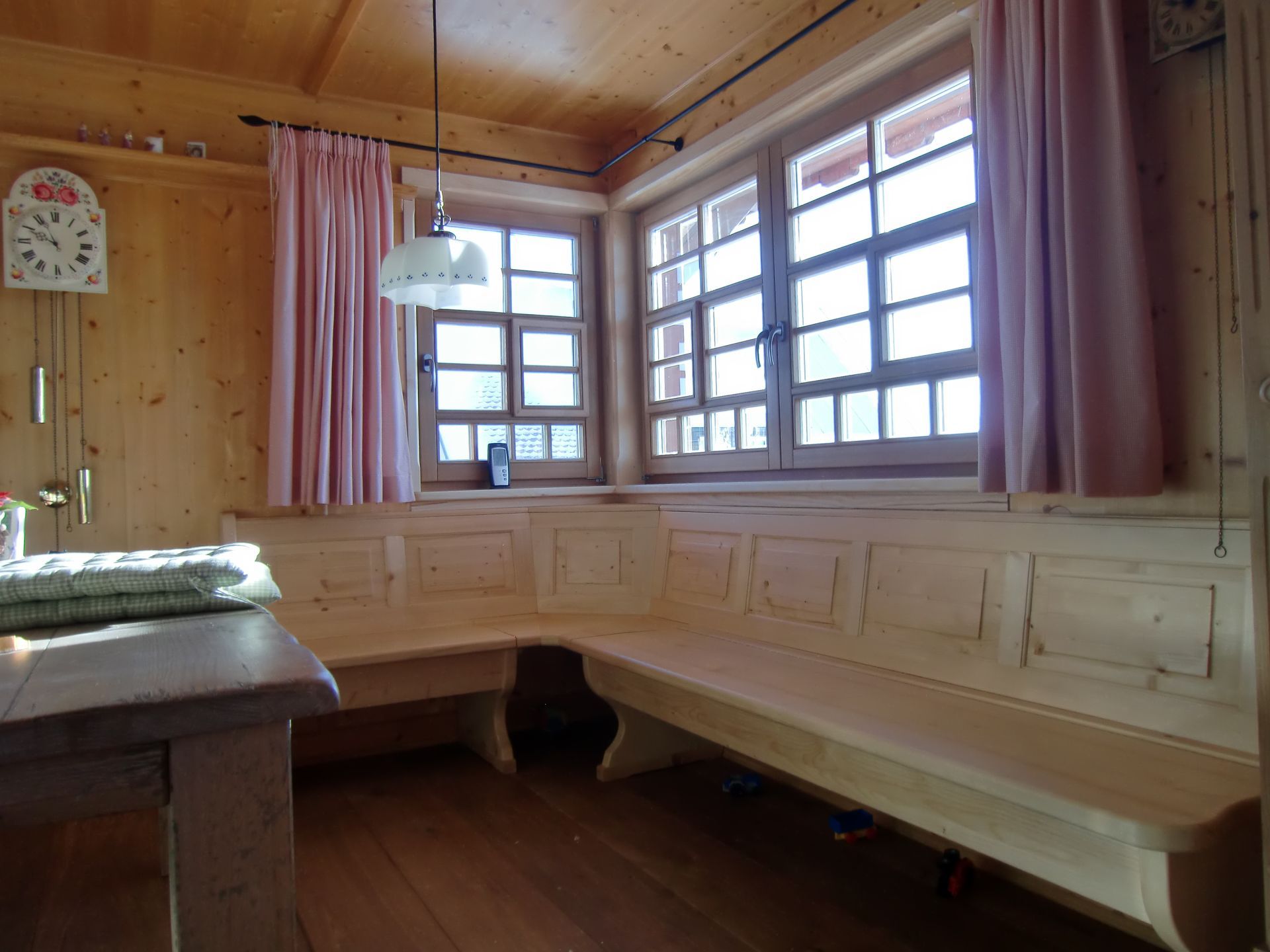 Ein Mann mit Handschuhen schleift ein Stück Holz.