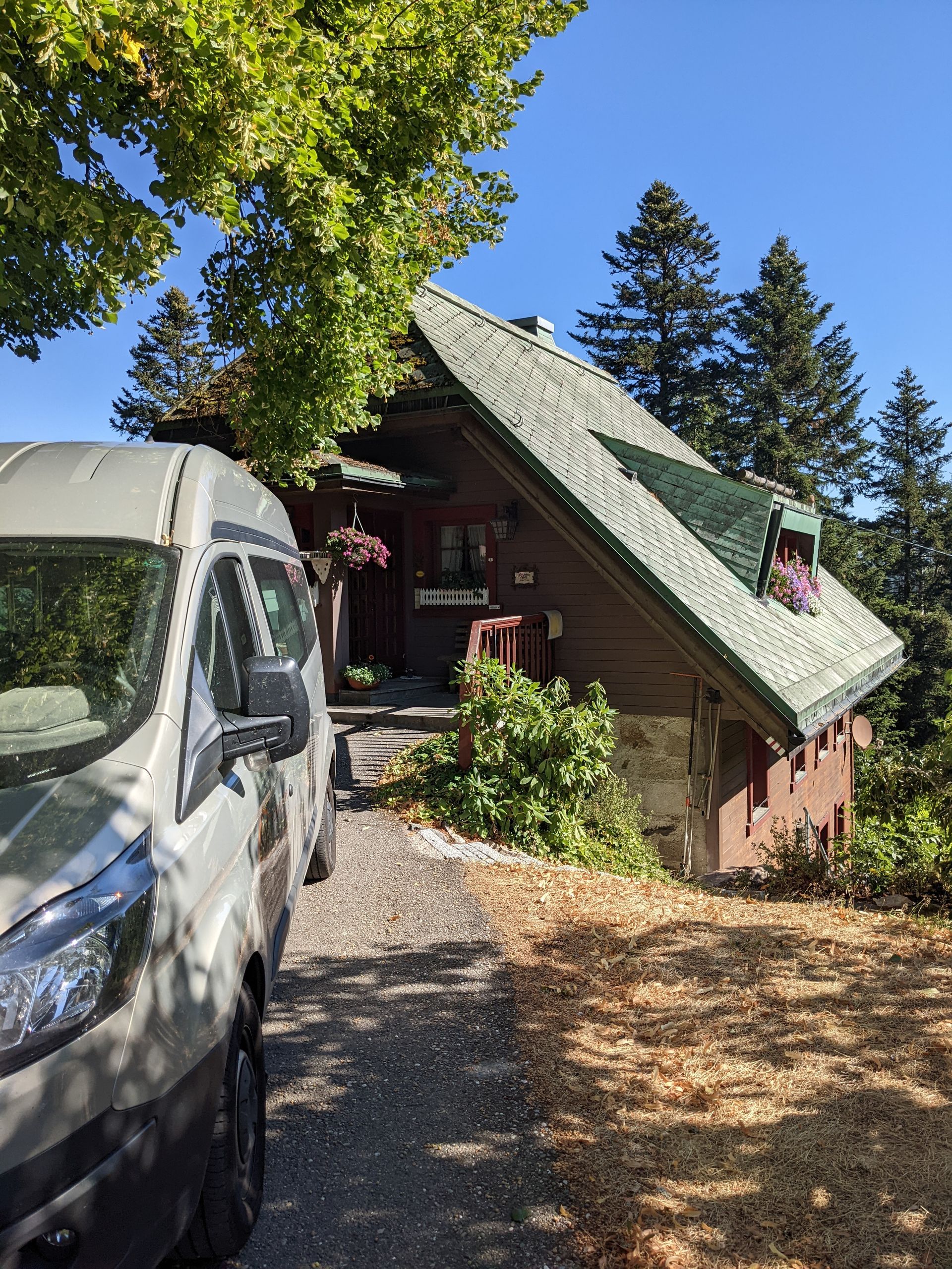 Ein Lieferwagen steht vor einem Haus mit Gründach. Foto von der Schreinerei Thomas Sigwart