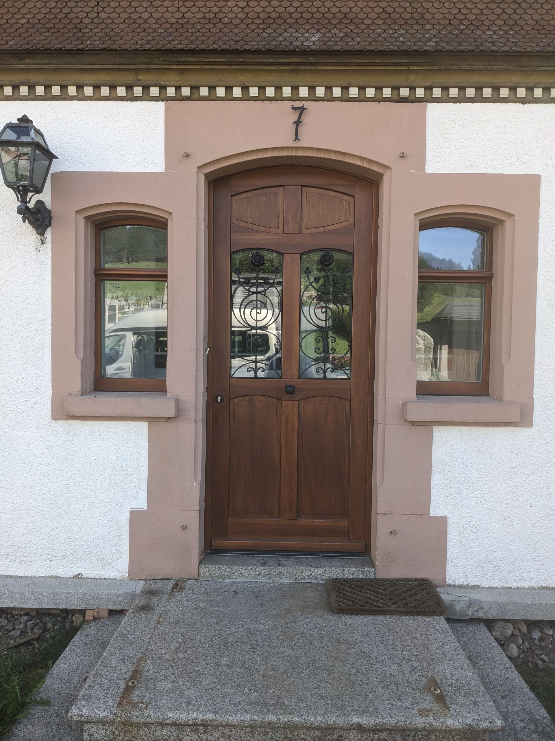 Die Haustür eines Hauses. Foto von der Schreinerei Thomas Sigwart