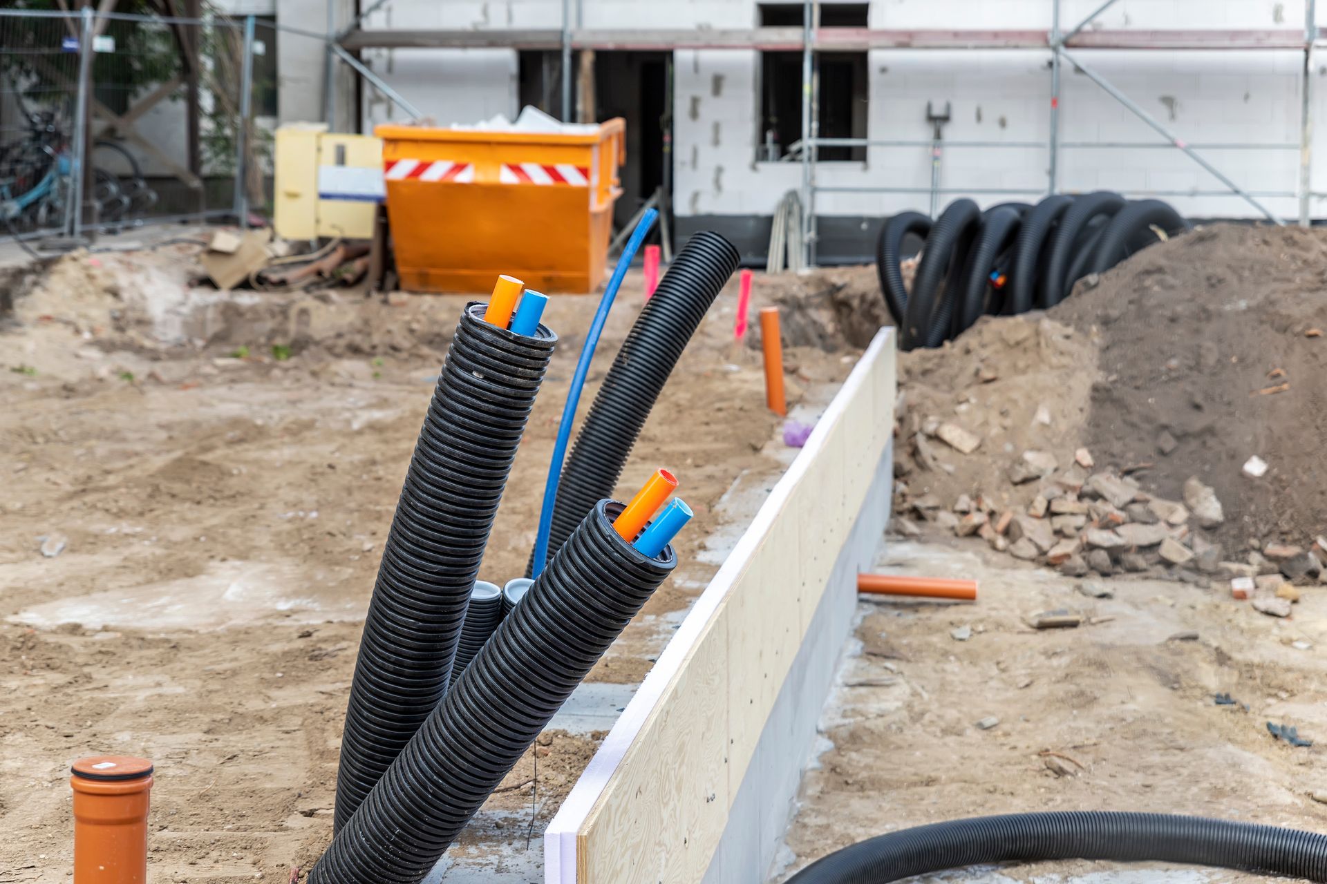 Des gaines de câbles électriques sur un chantier