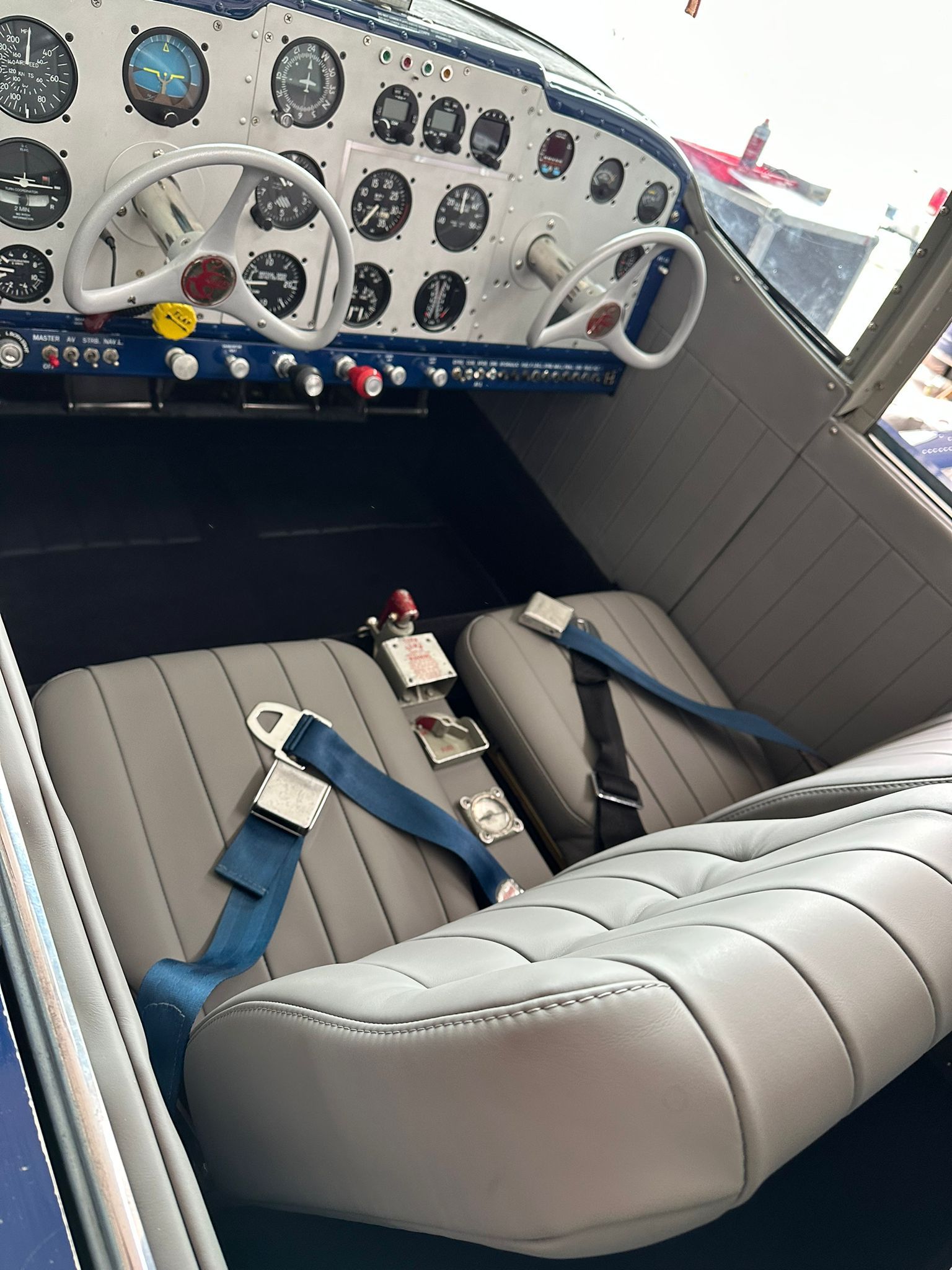 Das Cockpit eines Flugzeugs mit Lenkrad und Sicherheitsgurten