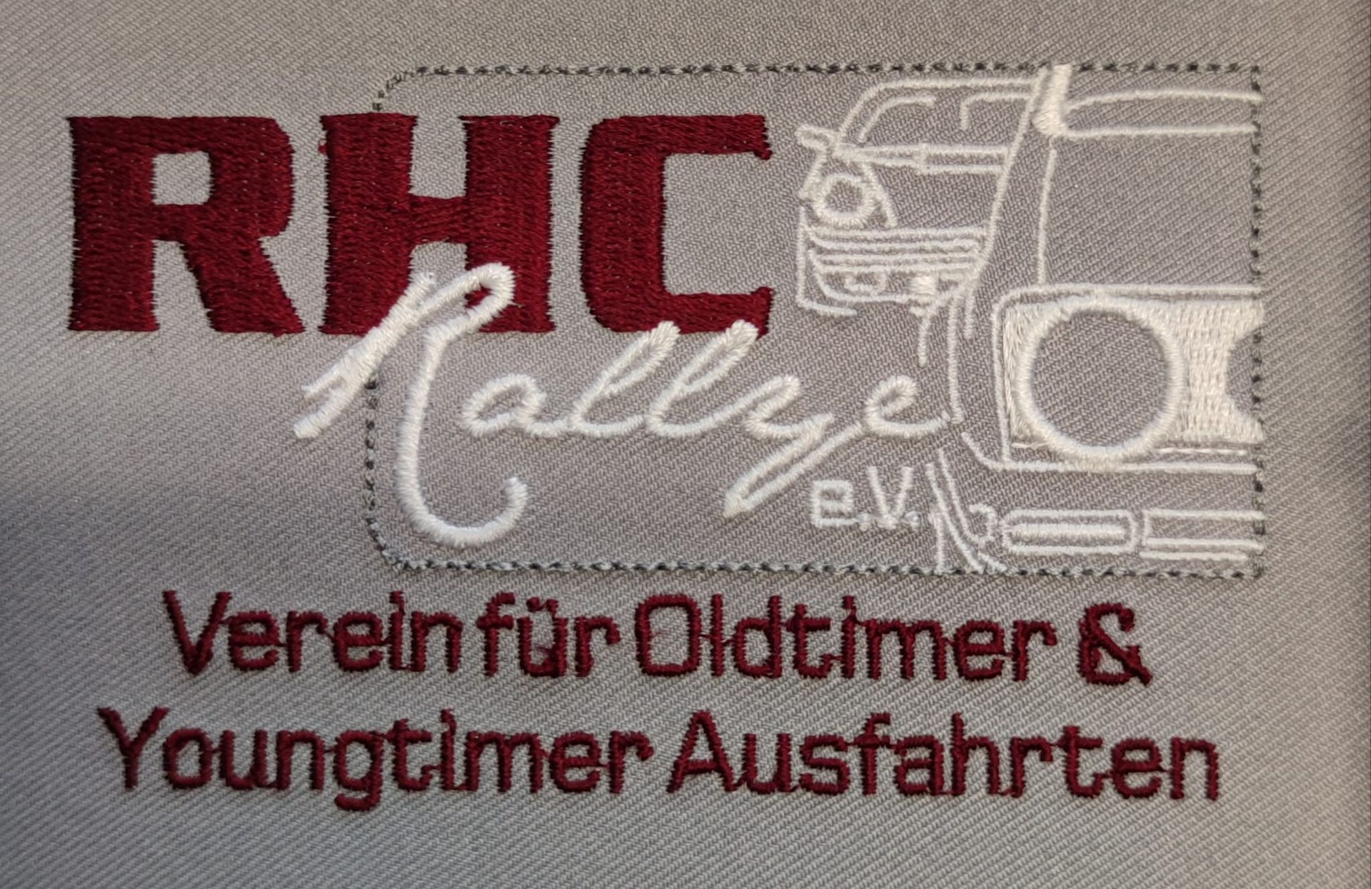 Eine Nahaufnahme eines Logos für das RHC College