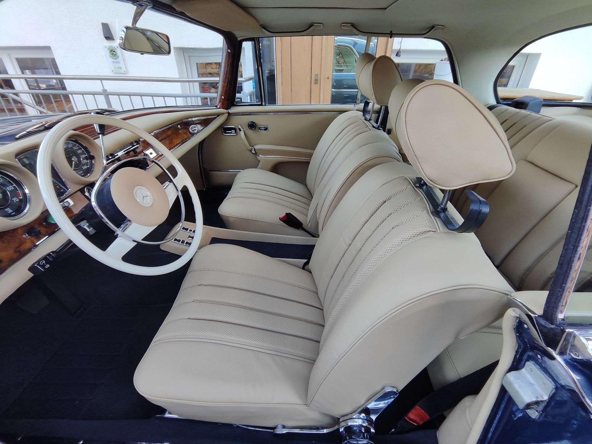 Das Innere eines Autos mit hellbraunen Sitzen und einem Lenkrad