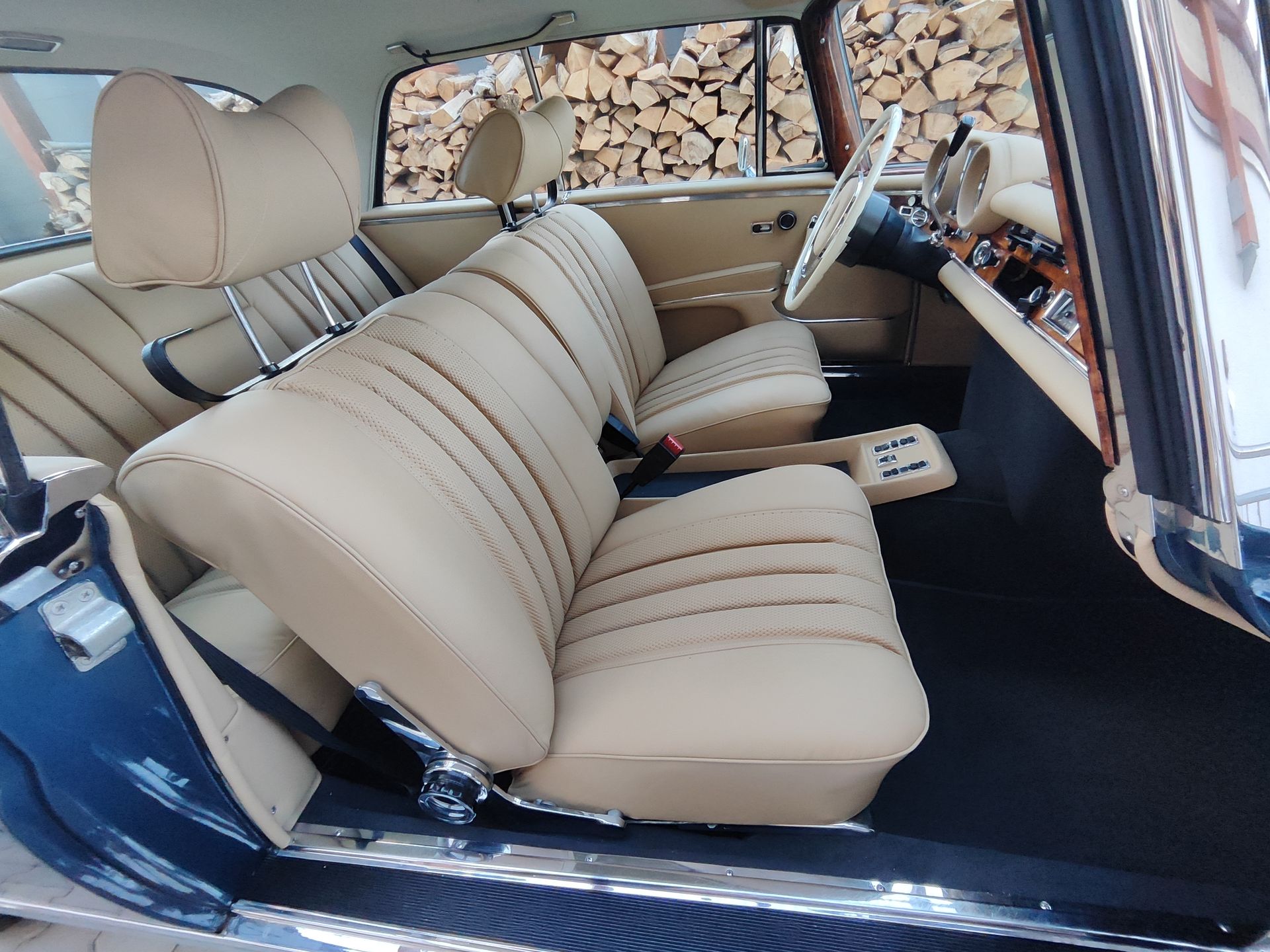 Das Innere eines Autos mit hellbraunen Sitzen und einem Lenkrad