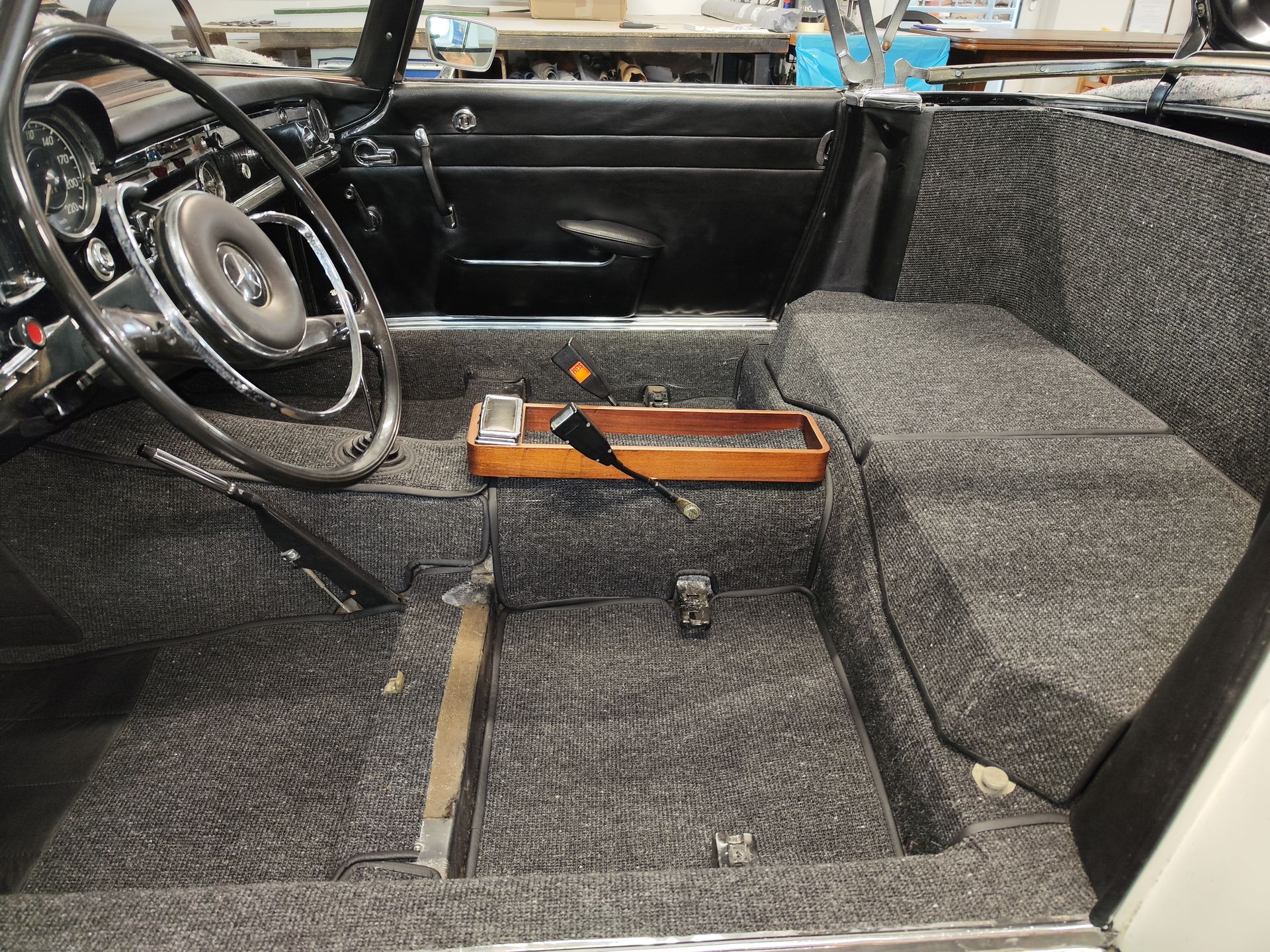 Der Innenraum eines Autos mit Lenkrad und Sitzen.