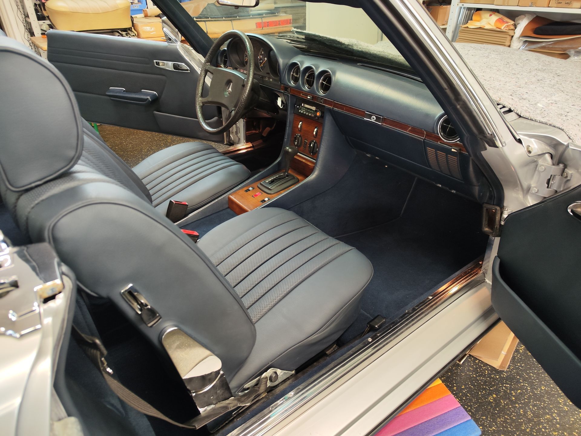 Der Innenraum eines Autos mit offener Tür