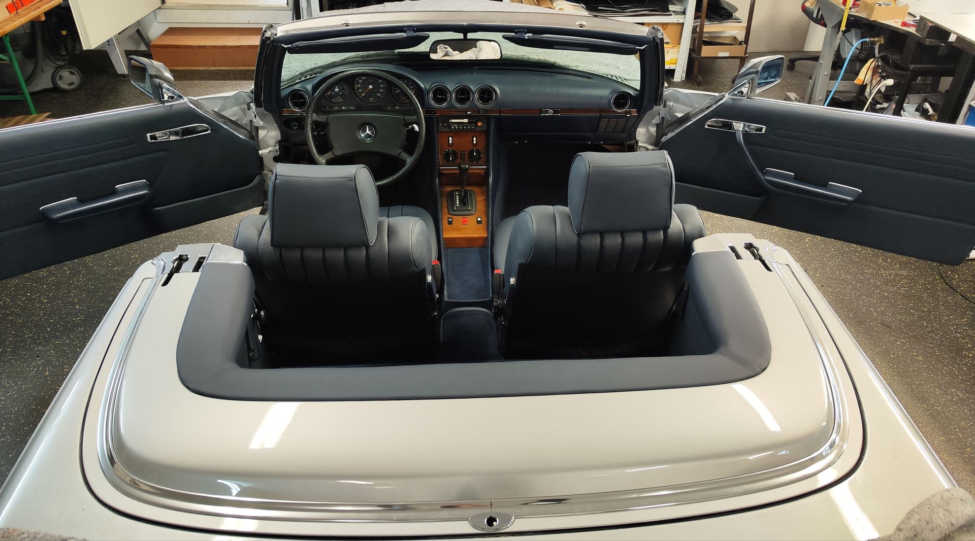 Der Innenraum eines Cabrios mit geöffneten Türen.