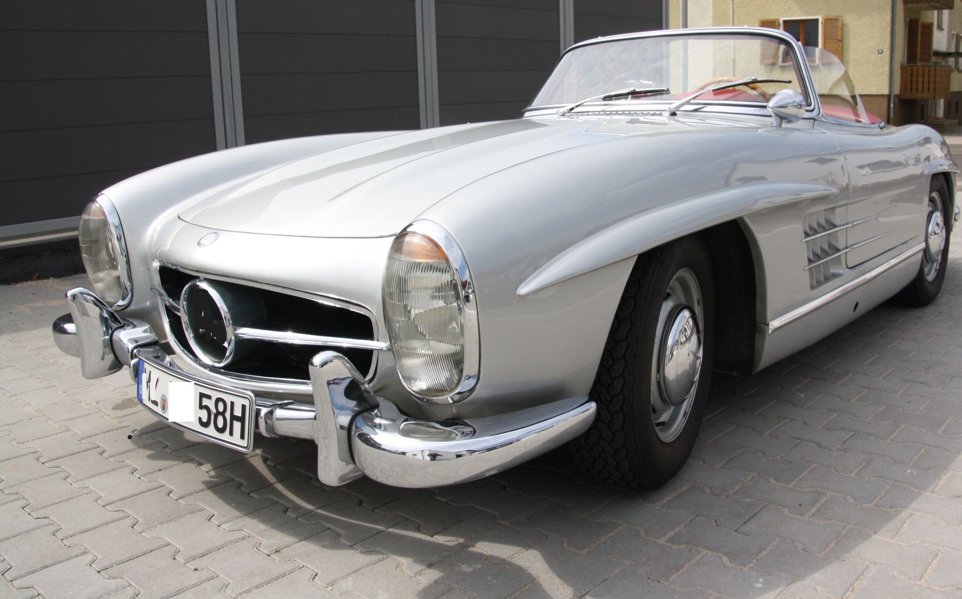 Ein silbernes Auto mit einem Nummernschild, auf dem 58h steht