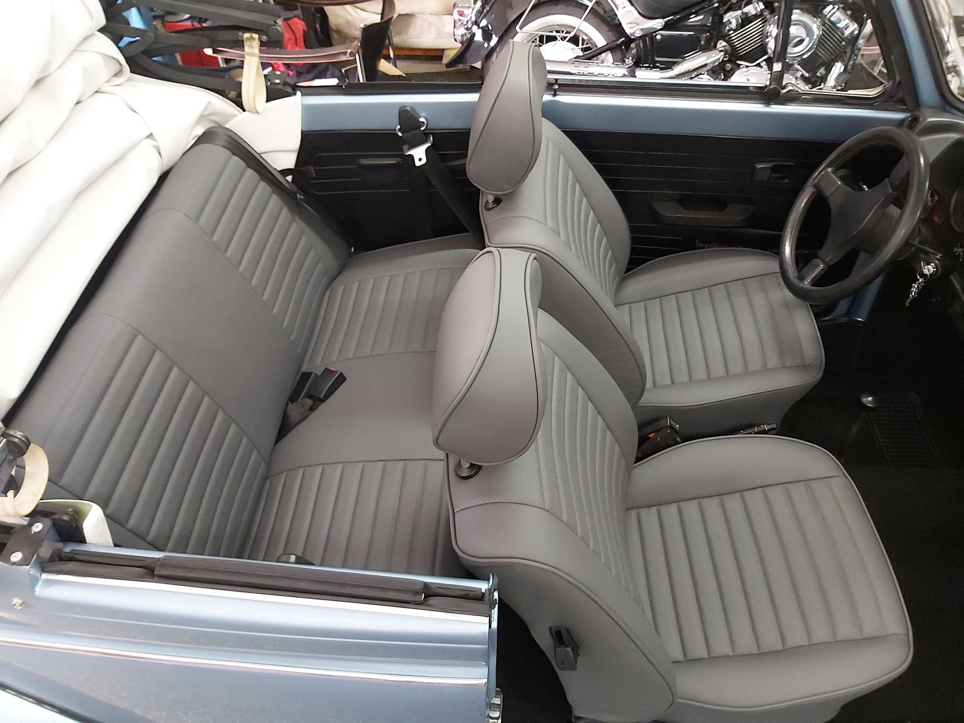 Das Innere eines Autos mit grauen Sitzen und einem Lenkrad