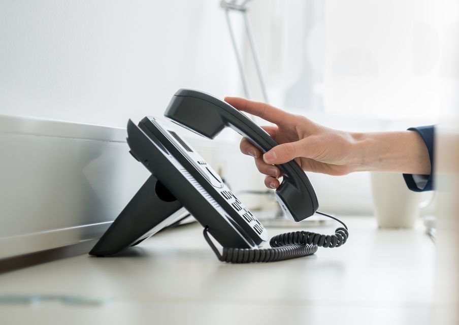 Person arbeitet mit Taschenrechner