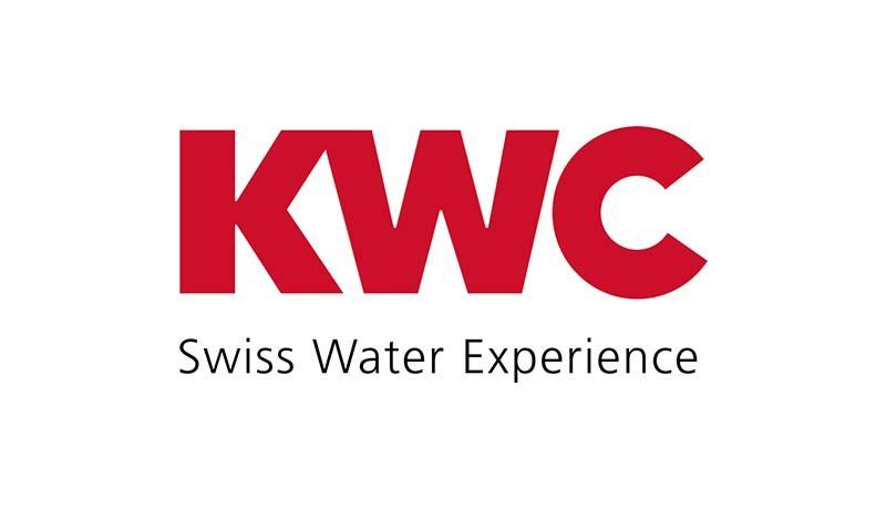 Il logo kwc swiss water experience è rosso e bianco su sfondo bianco.