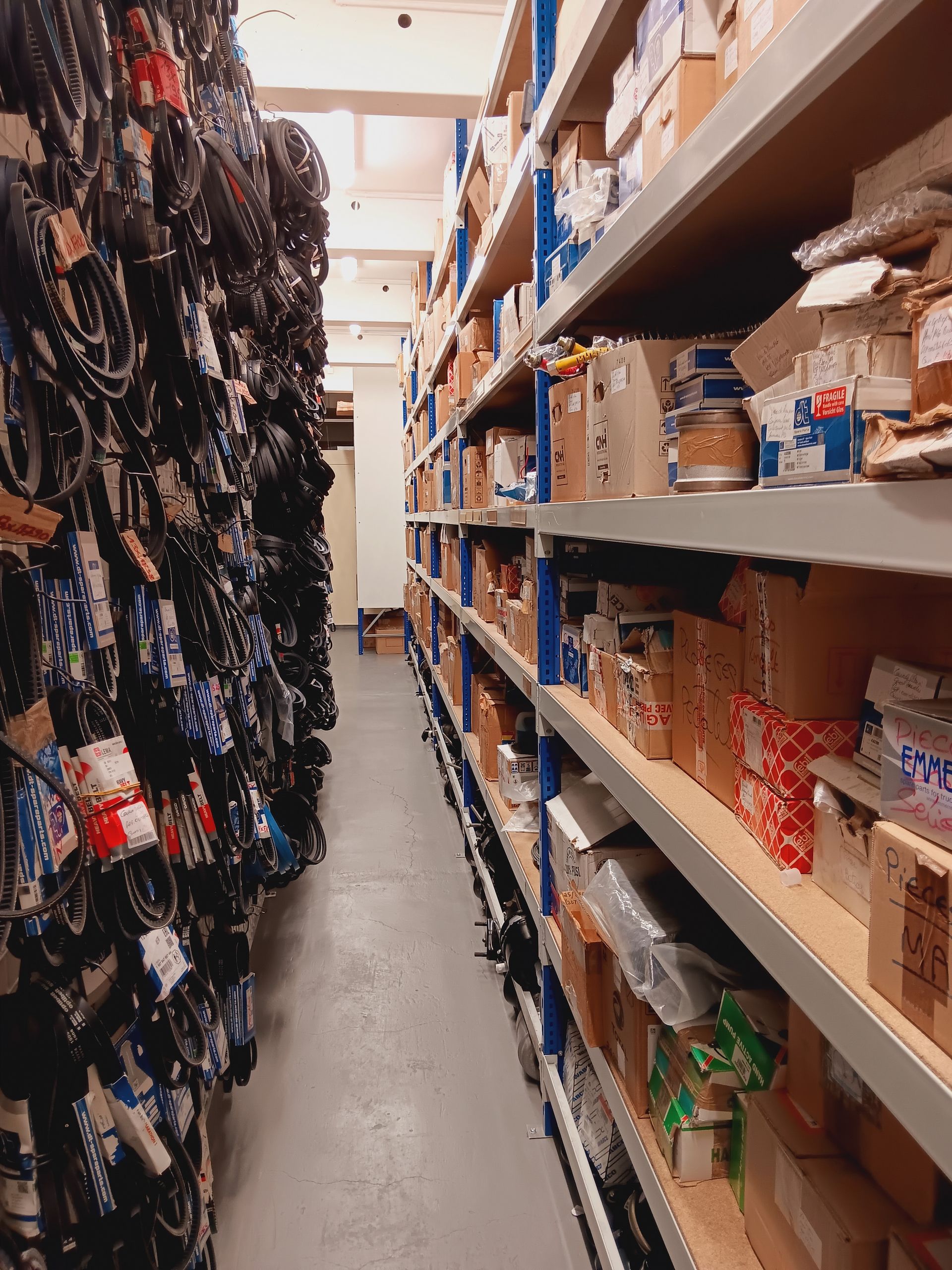 Un côté d'un rayon avec des tubes en PVC noir et l'autre avec des cartons