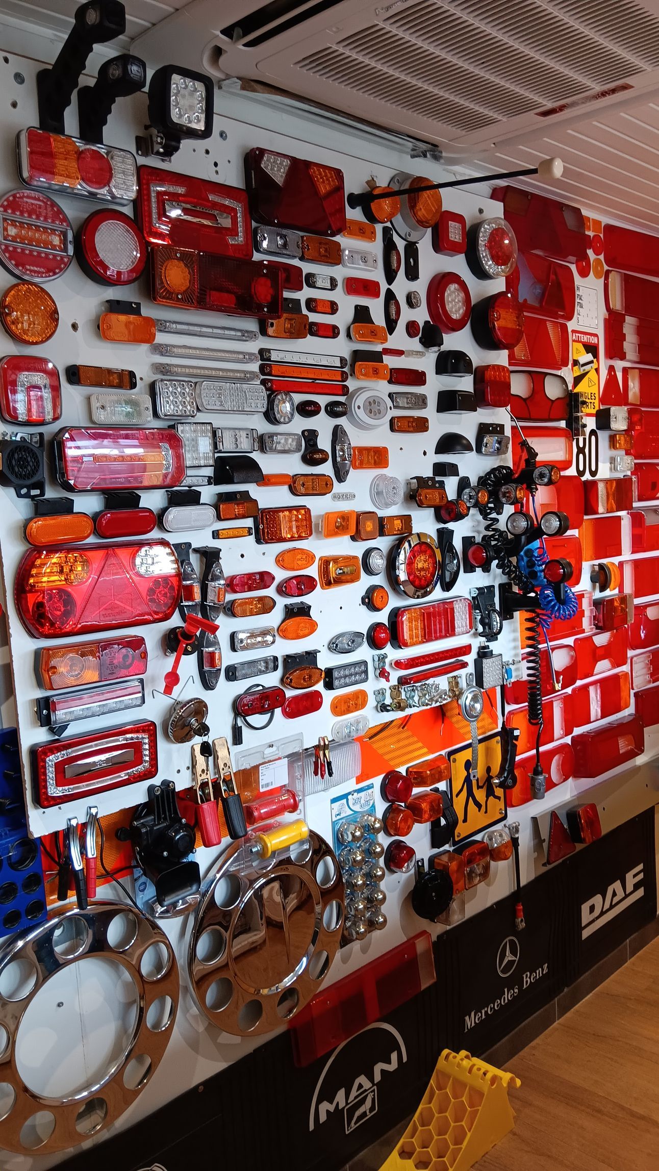 Mur couvert d'accessoires pour la visibilité des poids lourds