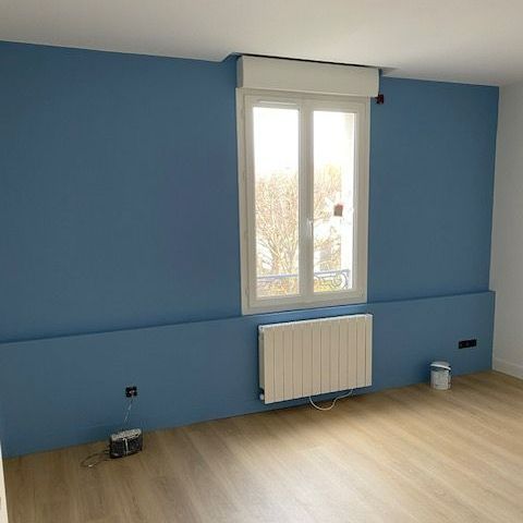 Peinture bleu Maya avec parquet stratifié