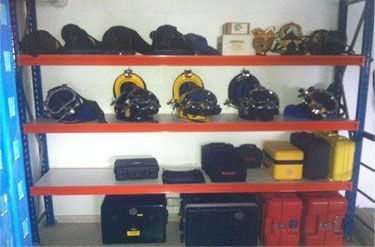 Estantes que contienen diversos cascos y equipos de buceo.