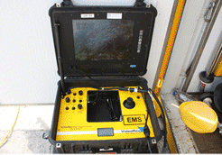 Sistema de inspección de vídeo de color amarillo y negro, abierto, mostrando una pantalla dentro de una caja.