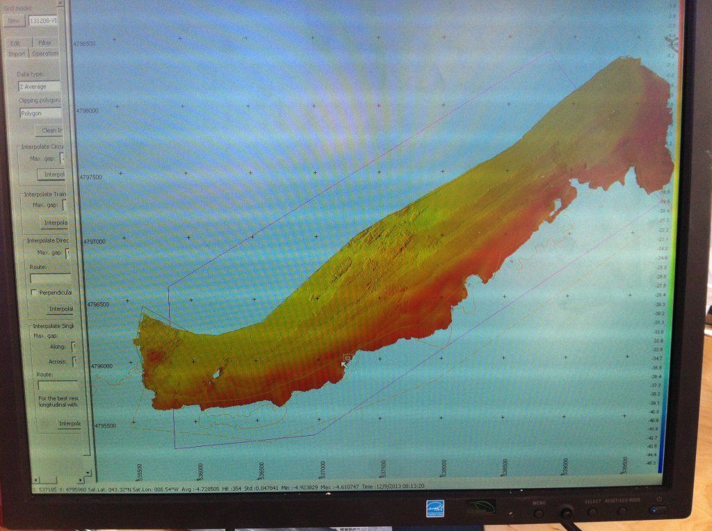 Pantalla de computadora que muestra un mapa batimétrico 3D de una característica submarina, representado en tonos de amarillo y rojo.