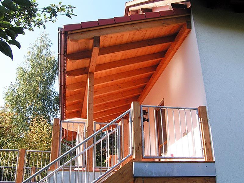 Uwe Fischer HOLZBAU in Coburg-Creidlitz, Zimmerei, Angebotserstellung, Carports, Holzterrassen, Terrassen, Pergolen, Dacheindeckungen, Dachstühle, Gauben, Modernisierungen, Dachflächenfenster, Handel mit Baumaterialien, Dachsanierung, Dachdämmung, Umbauten, Ausbauten, Dachausbauten, Umdeckungen