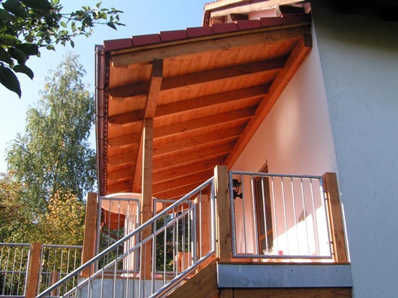 Uwe Fischer HOLZBAU in Coburg-Creidlitz, Zimmerei, Angebotserstellung, Carports, Terrassen, Pergolen, Dacheindeckungen, Dachstühle, Gauben, Modernisierungen, Dachflächenfenster, Handel mit Baumaterialien, Dachsanierung, Dachdämmung, Umbauten, Ausbauten, Dachausbauten, Umdeckungen