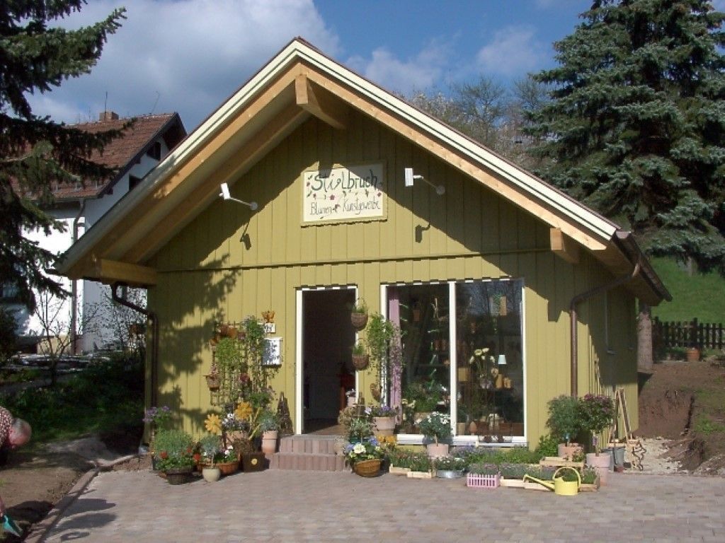 Uwe Fischer HOLZBAU in Coburg-Creidlitz, Zimmerei, Angebotserstellung, Carports, Terrassen, Pergolen, Dacheindeckungen, Dachstühle, Gauben, Modernisierungen, Dachflächenfenster, Handel mit Baumaterialien, Dachsanierung, Dachdämmung, Umbauten, Ausbauten, Dachausbauten, Umdeckungen