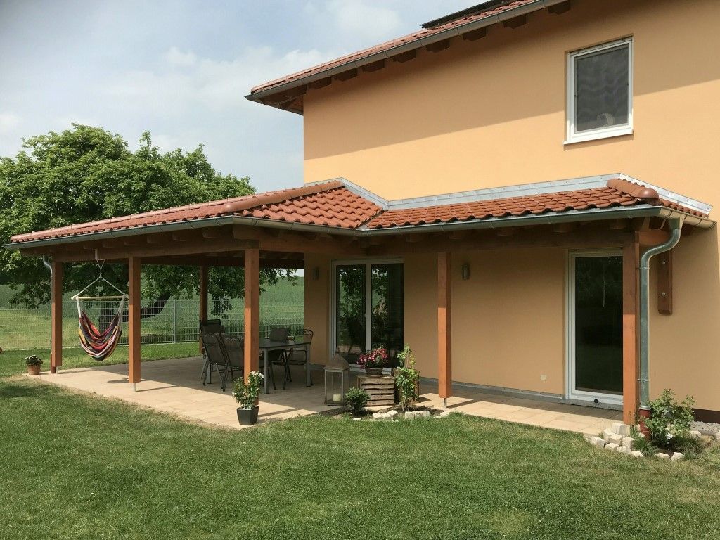 Uwe Fischer HOLZBAU in Coburg-Creidlitz, Zimmerei, Angebotserstellung, Carports, Terrassen, Pergolen, Dacheindeckungen, Dachstühle, Gauben, Modernisierungen, Dachflächenfenster, Handel mit Baumaterialien, Dachsanierung, Dachdämmung, Umbauten, Ausbauten, Dachausbauten, Umdeckungen