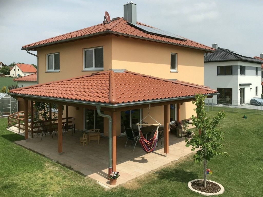 Uwe Fischer HOLZBAU in Coburg-Creidlitz, Zimmerei, Angebotserstellung, Carports, Terrassen, Pergolen, Dacheindeckungen, Dachstühle, Gauben, Modernisierungen, Dachflächenfenster, Handel mit Baumaterialien, Dachsanierung, Dachdämmung, Umbauten, Ausbauten, Dachausbauten, Umdeckungen