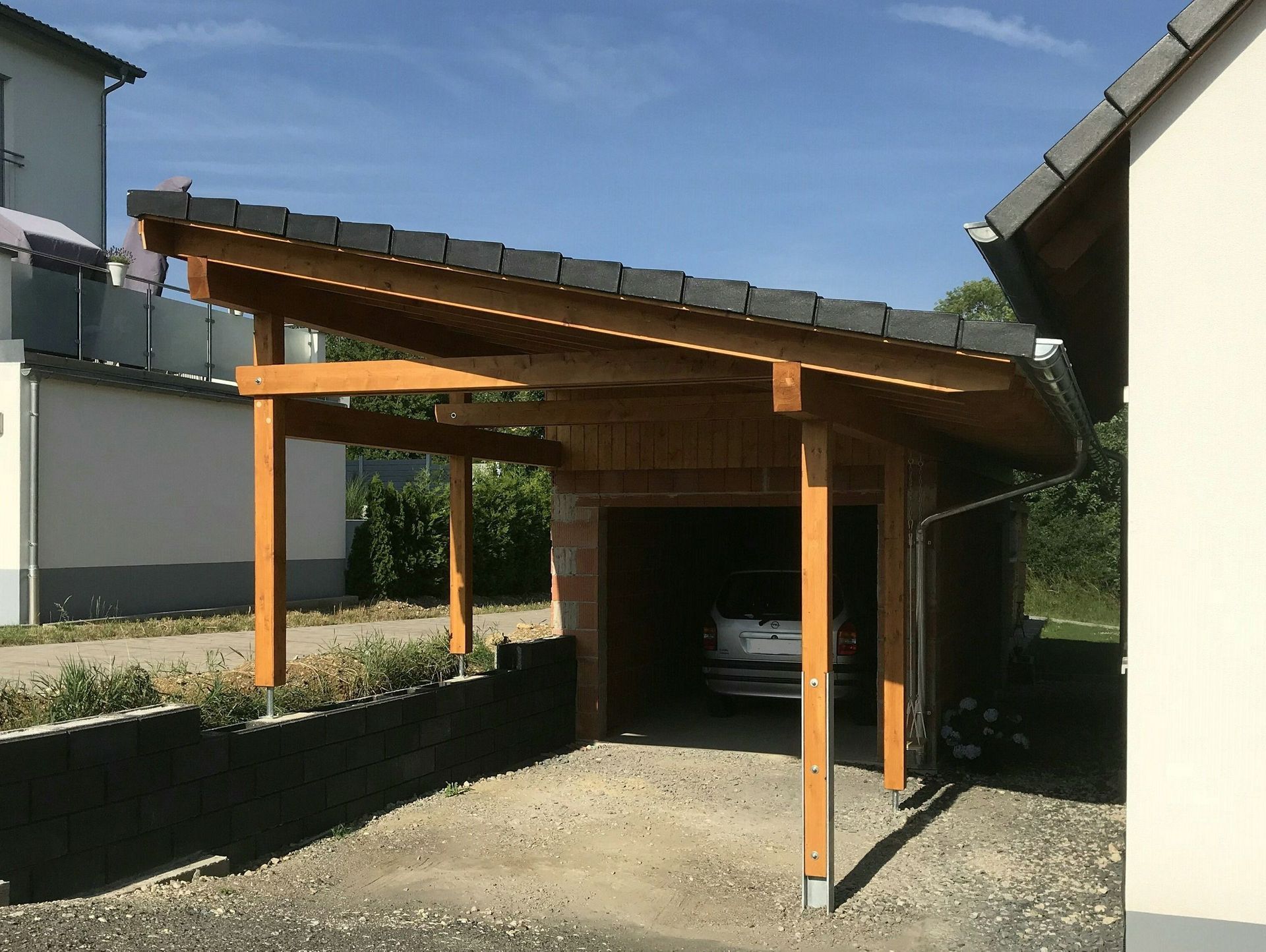 Uwe Fischer HOLZBAU in Coburg-Creidlitz, Zimmerei, Angebotserstellung, Carports, Terrassen, Pergolen, Dacheindeckungen, Dachstühle, Gauben, Modernisierungen, Dachflächenfenster, Handel mit Baumaterialien, Dachsanierung, Dachdämmung, Umbauten, Ausbauten, Dachausbauten, Umdeckungen