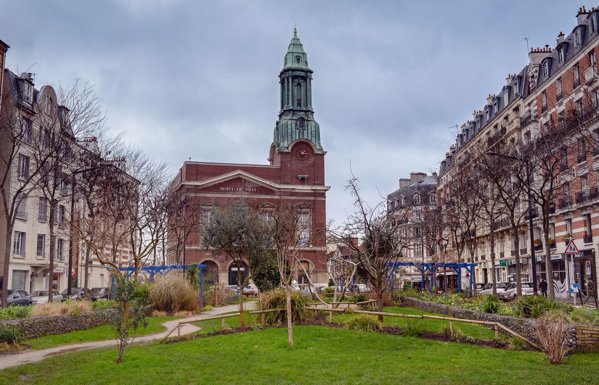 Photo d'un espace vert avec bâtiments en fond dans le centre de Bois-Colombes