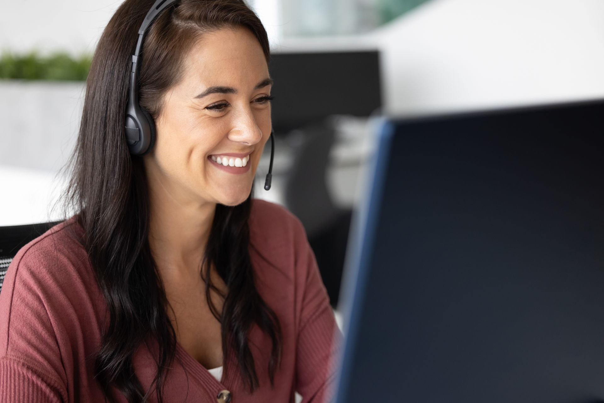Femme avec un casque audio en communication avec une personne à distance