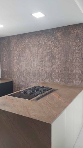 Una cocina con una gran isla y un horno de leña.