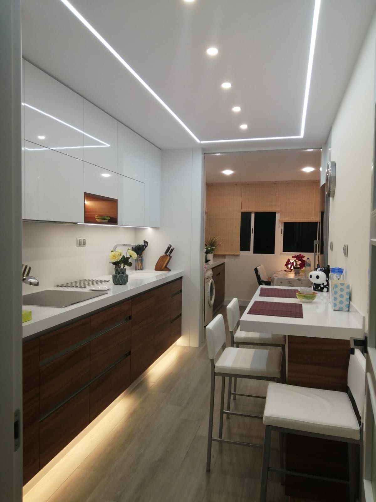 Una cocina con una mesa y sillas.