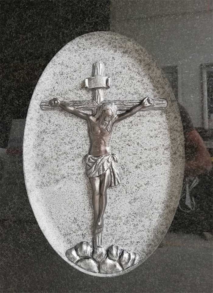 Una fotografía en blanco y negro de una cruz con Jesús en ella.