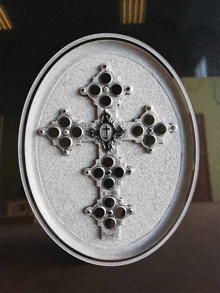 Un plato blanco con una cruz en él