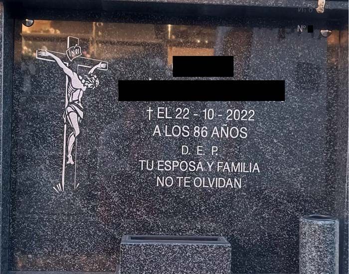 Una lápida con una imagen de Jesús en la cruz y las palabras 