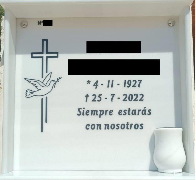 A white plaque that says siempre estaras con nosotros