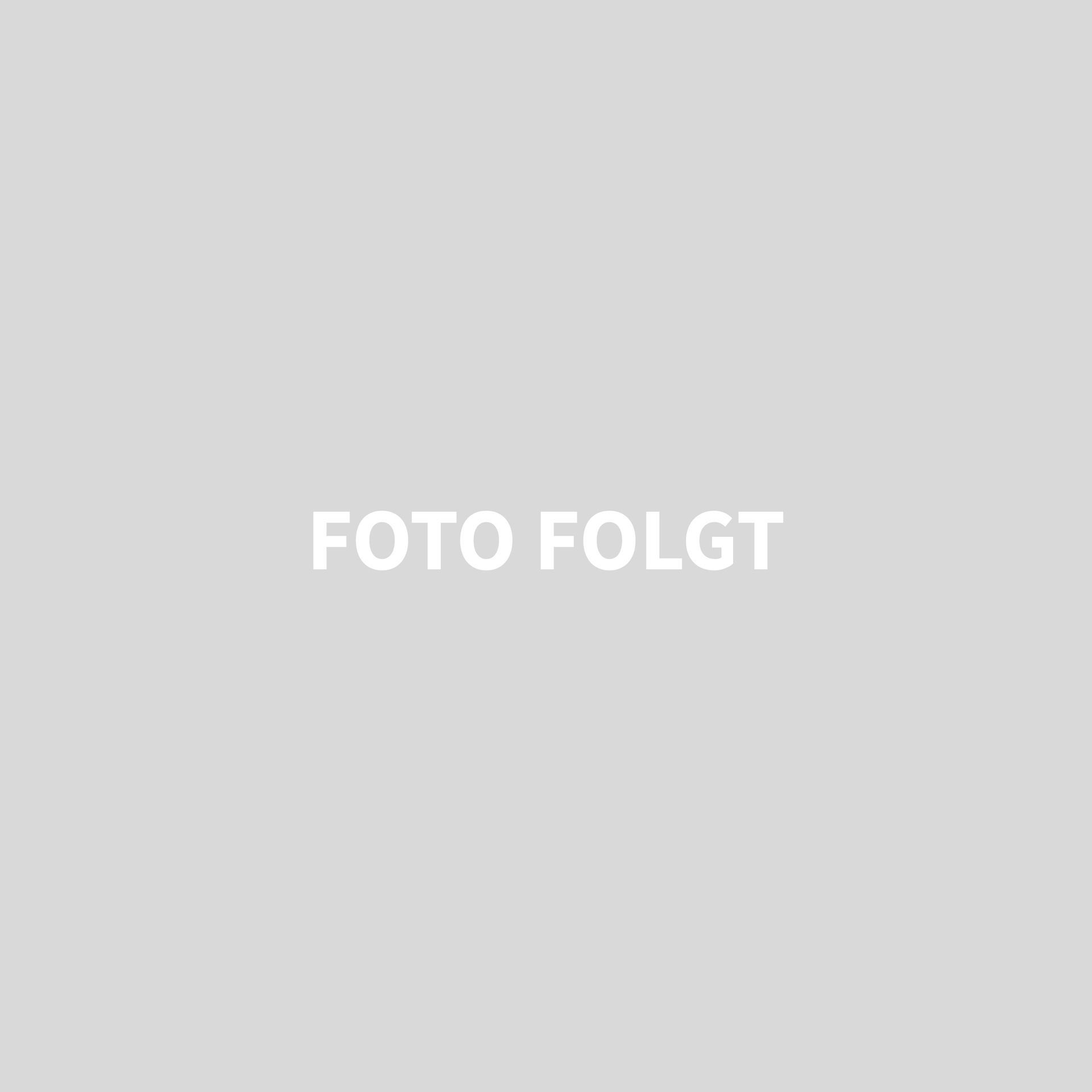 Ein roter Abschleppwagen mit Pritsche hebt einen umgekippten roten Müllcontainer auf einer Straße unter klarem Himmel an