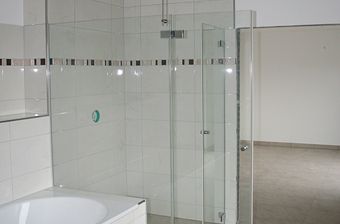 Montage einer Glasdusche